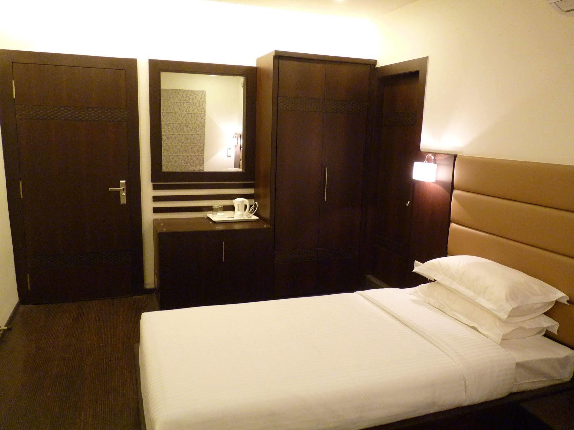 Treebo Trend Hotel Relax Inn Calcutta Exterior foto